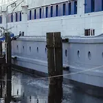 Arcona - Uebernachten Auf Dem Wasser - Direkt Am Bontekai